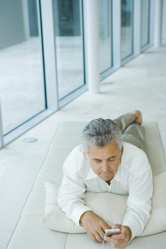 西方人,头发,一个人,竖图,俯视,室内,白天,衬衫,陶醉,快乐,满意,幸福,窗户,落地窗,欧洲,欧洲人,仅一个男性,仅一个人,仅一个中年男性,裤子,音响,音乐,听,音乐播放器,注视,娱乐,玻璃窗,白色,灰色,耳机,枕头,观察,看,趴着,享受,休闲,米色,放松,观看,察看,舒适,享乐,关注,MP3播放器,男人,男性,中年男性,白种人,趴,彩图,高角度拍摄,全身,衬衣,播放器,沉醉