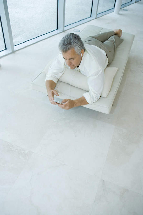 西方人,头发,一个人,竖图,俯视,室内,白天,衬衫,陶醉,快乐,满意,幸福,窗户,落地窗,沙发,欧洲,欧洲人,仅一个男性,仅一个人,仅一个中年男性,裤子,音响,音乐,听,音乐播放器,注视,娱乐,玻璃窗,白色,灰色,耳机,枕头,观察,看,趴着,享受,休闲,米色,放松,观看,察看,舒适,享乐,关注,MP3播放器,男人,男性,中年男性,白种人,趴,彩图,高角度拍摄,全身,衬衣,拍摄,播放器,皮沙发,沉醉