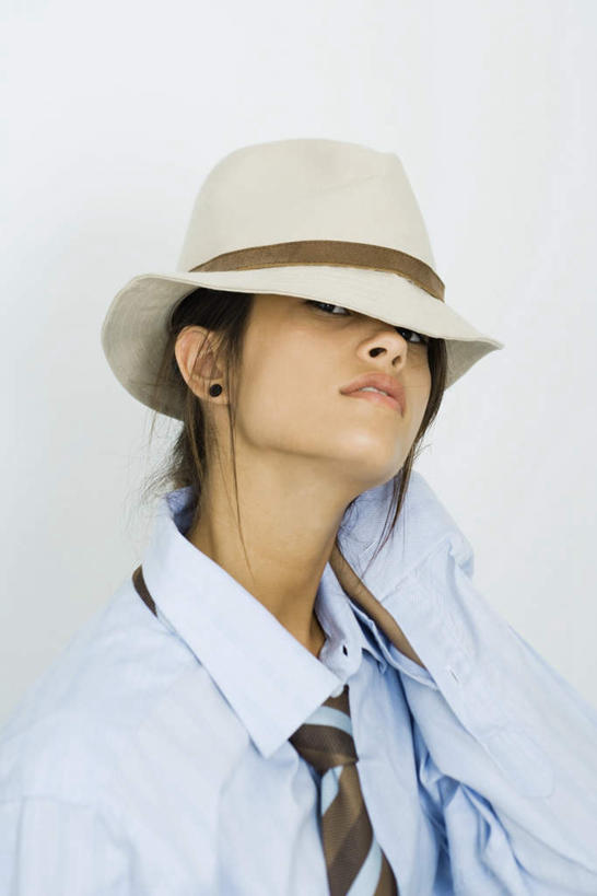 脸,头,脸颊,一个人,竖图,室内,白天,白色背景,正面,帽子,仅一个女性,仅一个人,领带,注视,肩膀,遮阳帽,观察,看,仅一个中年女性,摄影,影棚,观看,察看,关注,女人,女性,中年女性,头部,脸部,脸蛋,面部,抬头,仰头,半身,彩图,影棚拍摄,拍摄