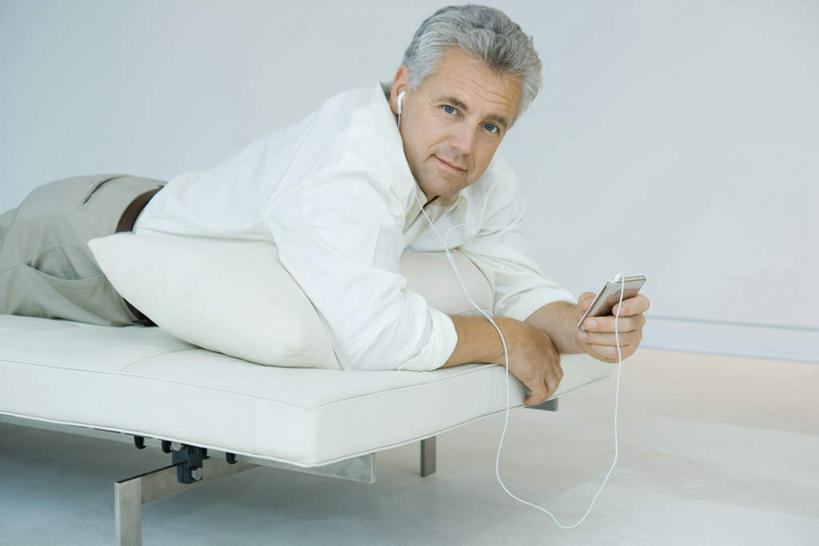 西方人,头发,一个人,笑,微笑,横图,室内,白天,侧面,衬衫,陶醉,快乐,满意,幸福,窗户,落地窗,欧洲,欧洲人,仅一个男性,仅一个人,仅一个中年男性,裤子,音响,音乐,听,音乐播放器,注视,娱乐,玻璃窗,白色,灰色,耳机,枕头,观察,看,趴着,享受,休闲,米色,放松,观看,察看,舒适,享乐,关注,MP3播放器,男人,男性,中年男性,白种人,趴,半身,彩图,衬衣,播放器,沉醉