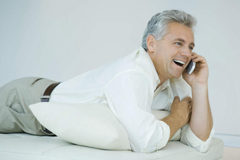 西方人,头发,一个人,笑,打电话,微笑,露齿笑,横图,室内,特写,白天,侧面,衬衫,电话,手机,欧洲,欧洲人,仅一个男性,仅一个人,仅一个中年男性,撑,裤子,墙,听,托腮,通讯设备,墙壁,墙面,白色,灰色,枕头,趴着,托,米色,托下巴,交流,男人,男性,中年男性,白种人,沟通,趴,通话,半身,彩图,衬衣