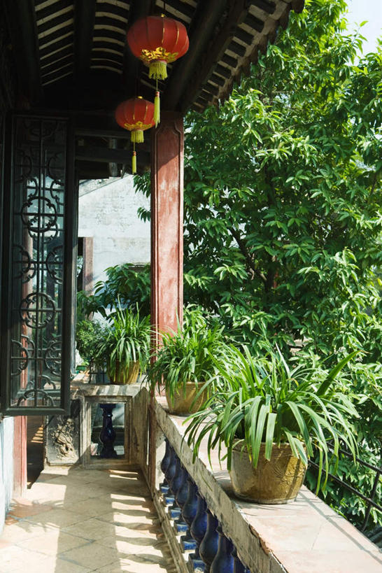 无人,寺庙,栏杆,竖图,室外,白天,正面,旅游,度假,名胜古迹,植物,窗户,中国,亚洲,节日,遗迹,灯笼,盆栽,围栏,盆景,燃烧,古迹,文化,文物,娱乐,古建筑,护栏,树,树木,红色,绿色,自然,香火,庙宇,祈祷,享受,休闲,健康,旅游胜地,放松,许愿,宗教,信仰,生长,成长,纪念,祈求,古文明,东亚,中华人民共和国,平安,彩图,庙,寺,标志性建筑