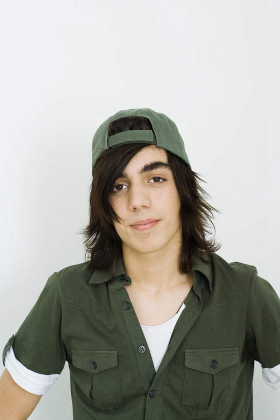 西方人,脸,头,脸颊,手,头发,一个人,笑,微笑,竖图,室内,白天,白色背景,正面,帽子,欧洲,欧洲人,仅一个男性,仅一个人,棕色,注视,休闲装,运动帽,肩膀,仅一个年轻男性,绿色,观察,看,休闲,手部,短袖,休闲服,鸭舌帽,摄影,影棚,观看,察看,关注,男人,男性,年轻男性,白种人,头部,手臂,长发,脸部,脸蛋,面部,半身,彩图,影棚拍摄,拍摄