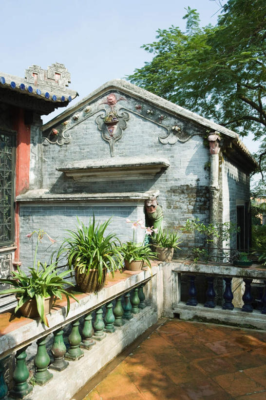 无人,寺庙,栏杆,露台,竖图,室外,白天,正面,度假,美景,植物,阳台,城市风光,城市,建筑,阴影,节日,光线,盆栽,影子,栅栏,景观,建筑群,围栏,盆景,文化,娱乐,建设,护栏,树,树木,蓝色,绿色,蓝天,天空,阳光,自然,庙宇,天,祈祷,享受,休闲,景色,放松,宗教,信仰,生长,晴朗,成长,纪念,祈求,万里无云,晴空,晴空万里,彩图,露天阳台,庙,寺