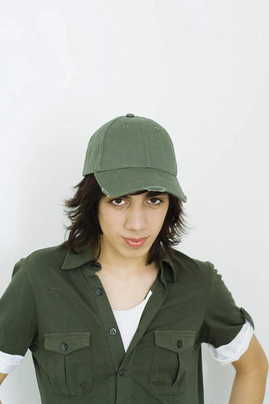 西方人,脸,头,脸颊,手,头发,一个人,笑,微笑,竖图,室内,白天,白色背景,正面,帽子,欧洲,欧洲人,仅一个男性,仅一个人,棕色,注视,休闲装,运动帽,肩膀,仅一个年轻男性,绿色,观察,看,休闲,手部,短袖,休闲服,鸭舌帽,摄影,影棚,观看,察看,关注,男人,男性,年轻男性,白种人,头部,手臂,长发,脸部,脸蛋,面部,半身,彩图,影棚拍摄,拍摄