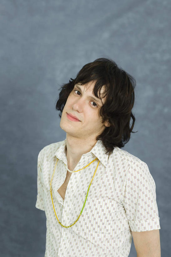 西方人,脸,头,脸颊,手,头发,一个人,笑,微笑,竖图,室内,白天,正面,衬衫,项链,欧洲,欧洲人,仅一个男性,仅一个人,灰色背景,棕色,注视,仅一个年轻男性,观察,看,手部,短袖,摄影,影棚,观看,察看,关注,男人,男性,年轻男性,白种人,头部,手臂,长发,脸部,脸蛋,面部,半身,彩图,影棚拍摄,衬衣,拍摄