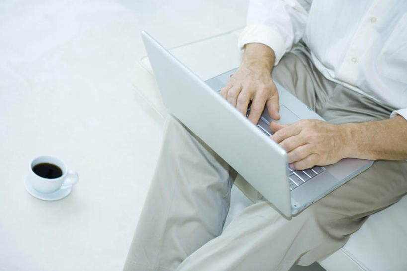 咖啡,西方人,一个人,坐,横图,俯视,室内,白天,幸福,电脑,笔记本电脑,沙发,欧洲,欧洲人,仅一个男性,仅一个人,仅一个中年男性,敲打,网络,瓷砖,地砖,咖啡杯,地面,一杯,茶几,娱乐,输入,通讯设备,饮料,白色,打字,享受,休闲,温馨,放松,乐趣,点击,敲击,提神,无线,舒适,醒脑,通信设备,无线网络,无线上网,便携式电脑,软饮料,按键,手提电脑,男人,男性,中年男性,白种人,坐着,半身,彩图,高角度拍摄,皮沙发