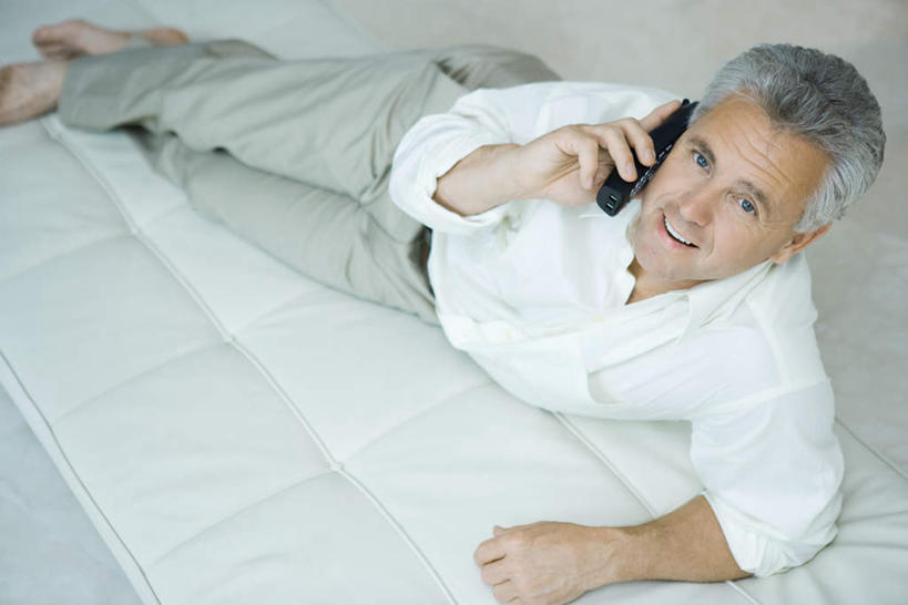 西方人,头发,一个人,笑,打电话,微笑,露齿笑,横图,俯视,室内,白天,衬衫,沙发,电话,手机,欧洲,欧洲人,仅一个男性,仅一个人,裤子,瓷砖,地砖,地面,注视,通讯设备,白色,灰色,看,趴着,仅一个老年男性,关注,交流,老年男性,男人,男性,白种人,沟通,趴,抬头,通话,仰头,彩图,高角度拍摄,全身,衬衣,皮沙发