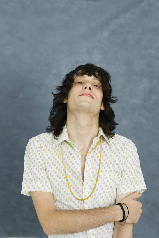 脸,头,脸颊,手,头发,一个人,笑,微笑,露齿笑,竖图,室内,白天,正面,衬衫,项链,仅一个男性,仅一个人,握,灰色背景,棕色,注视,仅一个年轻男性,观察,看,手部,短袖,握着,摄影,影棚,观看,察看,关注,男人,男性,年轻男性,头部,手臂,长发,脸部,脸蛋,面部,半身,彩图,影棚拍摄,衬衣,拍摄