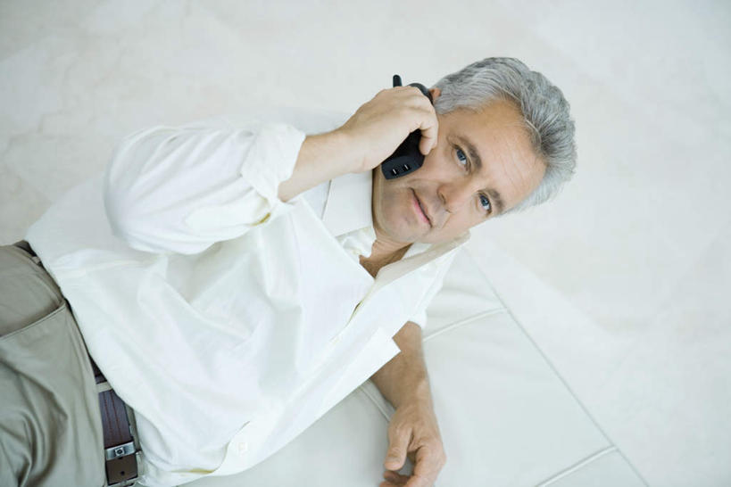 西方人,头发,一个人,笑,打电话,微笑,露齿笑,横图,俯视,室内,白天,衬衫,沙发,电话,手机,欧洲,欧洲人,仅一个男性,仅一个人,裤子,瓷砖,地砖,地面,注视,通讯设备,白色,灰色,观察,看,趴着,仅一个老年男性,观看,察看,关注,交流,老年男性,男人,男性,白种人,沟通,趴,通话,半身,彩图,高角度拍摄,衬衣,皮沙发