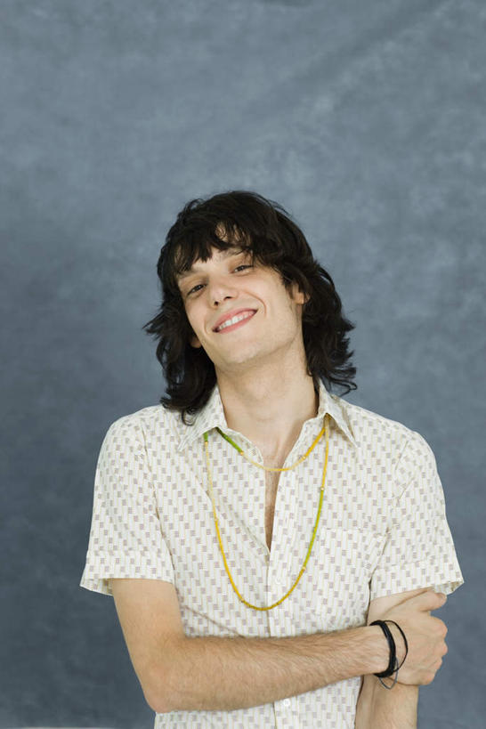 西方人,脸,头,脸颊,手,头发,一个人,笑,微笑,露齿笑,竖图,室内,白天,正面,衬衫,项链,欧洲,欧洲人,仅一个男性,仅一个人,握,灰色背景,棕色,注视,仅一个年轻男性,首饰,观察,看,手部,短袖,握着,摄影,影棚,观看,察看,关注,男人,男性,年轻男性,白种人,头部,手臂,长发,脸部,脸蛋,面部,半身,彩图,影棚拍摄,衬衣,拍摄