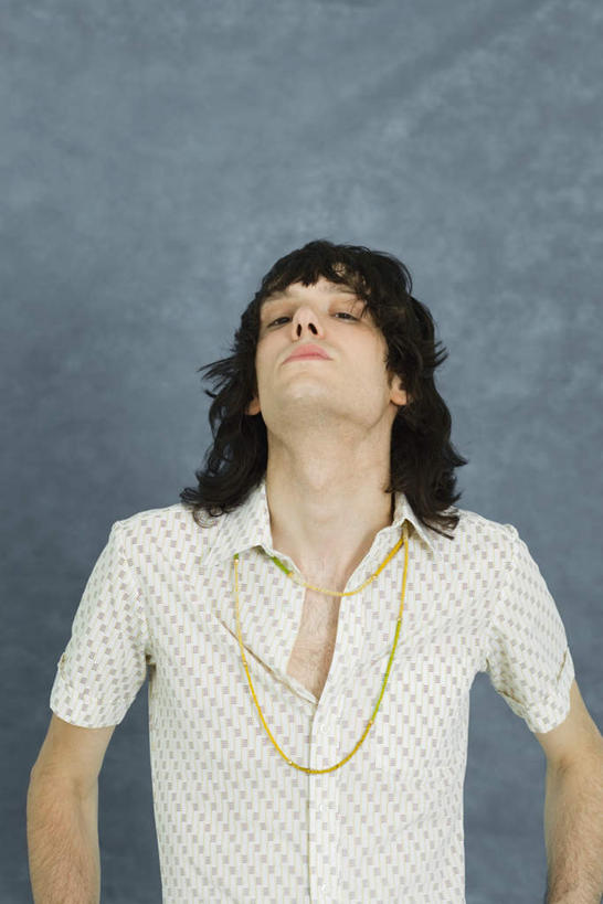 西方人,脸,头,脸颊,手,头发,一个人,笑,微笑,竖图,室内,白天,正面,衬衫,项链,欧洲,欧洲人,仅一个男性,仅一个人,灰色背景,棕色,仅一个年轻男性,手部,短袖,摄影,影棚,男人,男性,年轻男性,白种人,头部,手臂,长发,脸部,脸蛋,面部,抬头,仰头,半身,彩图,影棚拍摄,衬衣,拍摄