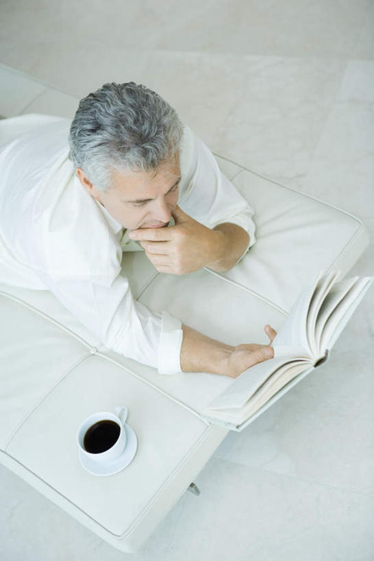 咖啡,西方人,头发,一个人,笑,微笑,露齿笑,竖图,俯视,室内,白天,衬衫,看书,阅读,沙发,书籍,欧洲,欧洲人,仅一个男性,仅一个人,学习,瓷砖,地砖,咖啡杯,地面,白色,灰色,书本,看,趴着,仅一个老年男性,读书,浏览,老年男性,男人,男性,白种人,书,图书,趴,半身,彩图,高角度拍摄,衬衣,皮沙发