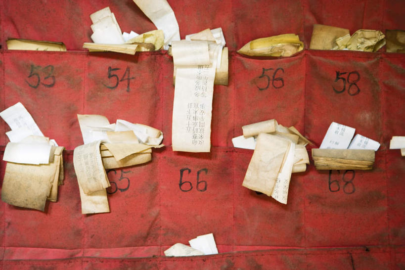 无人,寺庙,横图,室内,特写,白天,正面,静物,中国,亚洲,悬挂,节日,朦胧,模糊,标志,口袋,数字,文字,纸,字符,燃烧,文化,标识,红色,香火,庙宇,祈祷,健康,许愿,宗教,阿拉伯数字,信仰,纪念,祈求,东亚,宗教用品,中华人民共和国,灵性,平安,彩图,庙,寺