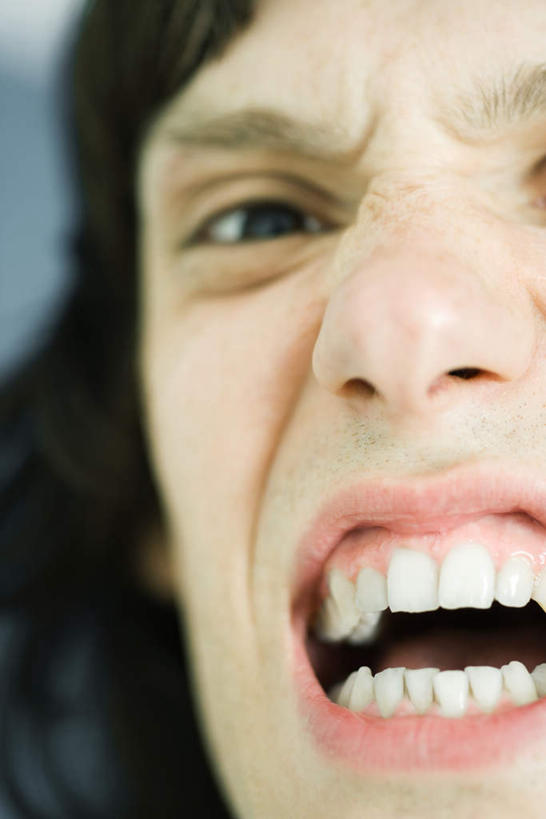 西方人,脸,头,眼睛,嘴,脸颊,头发,一个人,竖图,室内,特写,白天,正面,欧洲,欧洲人,仅一个男性,仅一个人,灰色背景,生气,朦胧,模糊,棕色,仅一个年轻男性,张嘴,愤怒,摄影,影棚,发怒,情绪,脾气,张大嘴巴,忿怒,怨恨,强烈,激动,男人,男性,年轻男性,白种人,头部,长发,口,口腔,脸部,脸蛋,面部,嘴巴,嘴唇,张开嘴,半身,彩图,影棚拍摄,拍摄