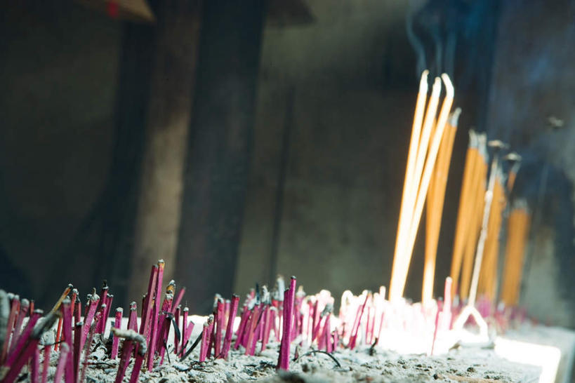 无人,寺庙,横图,室内,特写,白天,仰视,旅游,度假,标志建筑,地标,建筑,蜡烛,中国,亚洲,节日,朦胧,模糊,香炉,烟雾,燃烧,文化,娱乐,建设,佛香,香火,香烛,庙宇,祈祷,享受,休闲,健康,旅游胜地,放松,许愿,宗教,信仰,烧香,纪念,祈求,东亚,中华人民共和国,平安,彩图,低角度拍摄,庙,寺