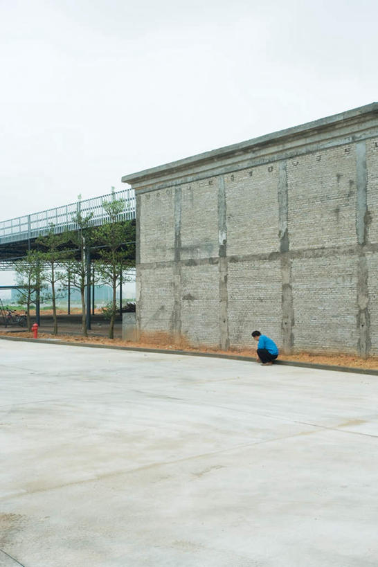 东方人,一个人,蹲,竖图,室外,白天,侧面,度假,美景,植物,城市风光,城市,大桥,立交桥,桥梁,中国,亚洲,仅一个男性,仅一个人,仅一个中年男性,景观,云,高架,农村,桥,注视,黄种人,娱乐,树,树木,绿色,白云,天空,自然,天,观察,看,享受,休闲,景色,放松,生长,成长,观看,察看,关注,东亚,中华人民共和国,男人,男性,中年男性,亚洲人,蹲着,彩图,全身