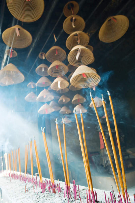 无人,寺庙,竖图,室内,白天,仰视,蜡烛,中国,亚洲,悬挂,阴影,节日,光线,佛像,瓦片,影子,屋檐,烟雾,燃烧,文化,檐,佛香,阳光,香火,香烛,庙宇,祈祷,健康,许愿,宗教,信仰,烧香,纪念,祈求,东亚,漩涡形,中华人民共和国,平安,彩图,低角度拍摄,庙,寺