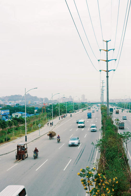 竖图,室外,白天,正面,植物,道路,卡车,路,路灯,公路,汽车,中国,亚洲,电线,电线杆,云,云朵,灯光,分界线,停车线,交通,许多人,车,灯,树,树木,绿色,白云,天空,自然,交通工具,轿车,天,一群人,生长,成长,车行道,车行道分界线,照明设备,标线,东亚,车行线,中华人民共和国,中国人,马路,彩图,全身