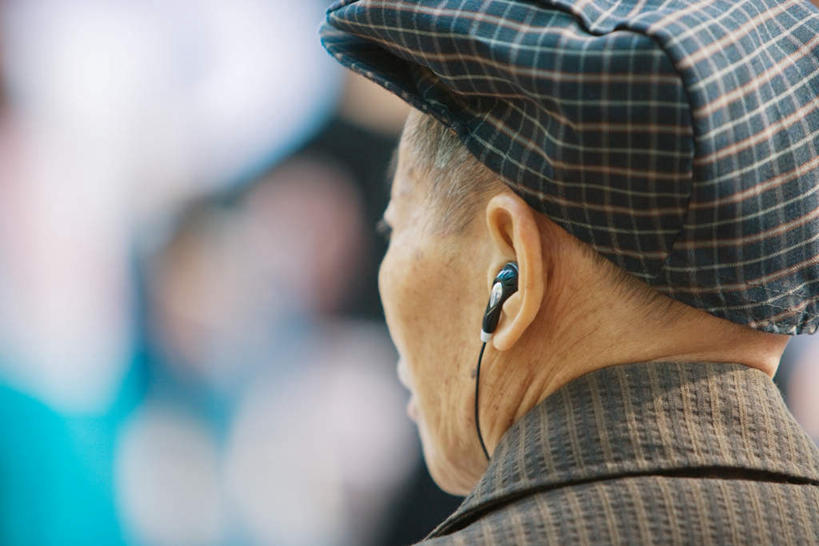 一个人,横图,室外,特写,白天,正面,快乐,满意,幸福,帽子,中国,亚洲,仅一个男性,仅一个人,朦胧,模糊,音响,音乐,听,注视,娱乐,衣领,衣服,耳机,观察,看,仅一个老年男性,享受,休闲,放松,观看,察看,舒适,享乐,关注,东亚,中华人民共和国,老年男性,男人,男性,中国人,半身,彩图