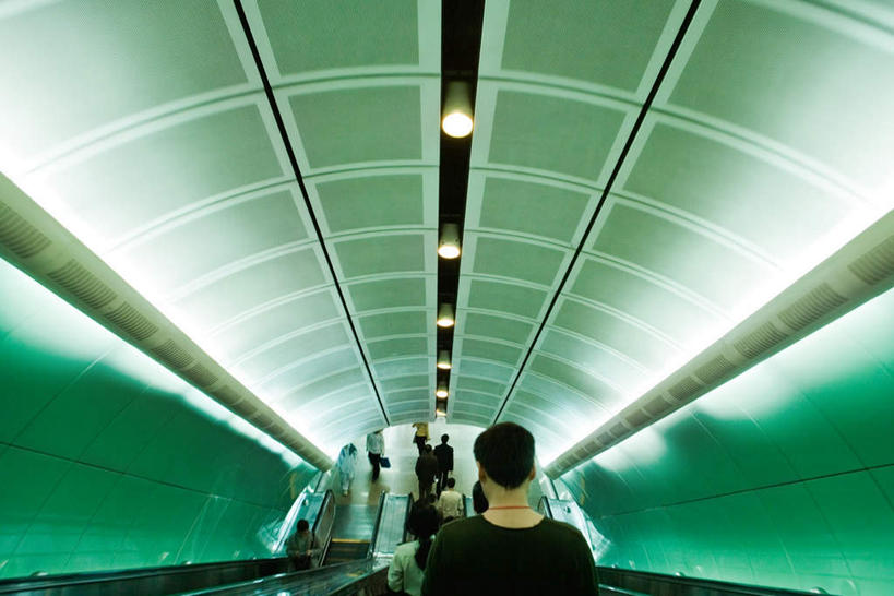 西方人,站,走,横图,俯视,室内,白天,电梯,欧洲,中国,欧洲人,亚洲,行人,服装,扶梯,灯光,许多人,注视,休闲装,顶灯,路人,灯,衣服,绿色,灯具,观察,看,站着,一群人,休闲,休闲服,服饰,观看,察看,便利,照明设备,关注,东亚,中华人民共和国,过客,男人,男性,女人,女性,中年男性,中年女性,白种人,步行,散步,站立,走路,彩图,高角度拍摄,全身