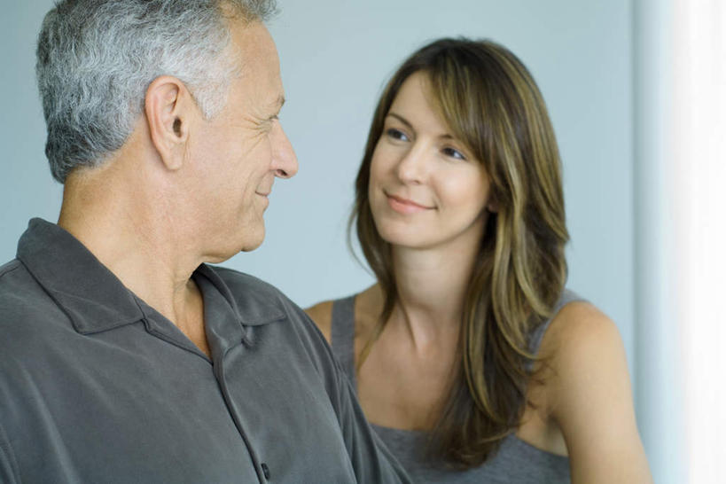 西方人,两个人,家庭,父亲,女儿,站,笑,微笑,横图,室内,特写,白天,正面,幸福,欧洲,欧洲人,休闲装,相视,站着,休闲,温暖,温馨,父女,一家人,面对面,休闲服,父爱,对视,和睦,相对,相看,老年男性,男人,男性,年轻女性,女人,女性,白种人,站立,半身,彩图,融洽