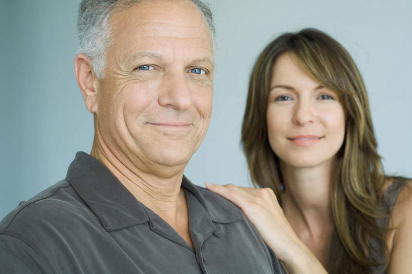 西方人,两个人,家庭,父亲,女儿,站,笑,微笑,横图,室内,特写,白天,正面,幸福,欧洲,欧洲人,朦胧,模糊,注视,休闲装,观察,看,站着,休闲,温暖,温馨,父女,一家人,休闲服,父爱,搭,观看,和睦,察看,搭着,关注,老年男性,男人,男性,年轻女性,女人,女性,白种人,站立,半身,彩图,融洽