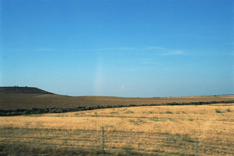 无人,家,农田,栏杆,横图,室外,白天,正面,旅游,度假,庄稼,美景,山,植物,阴影,枯萎,光线,影子,栅栏,房屋,屋子,地平线,景观,山峰,云,云朵,围栏,辽阔,枯草,地面,山峦,云彩,娱乐,护栏,楼房,住宅,草,树,树木,黄色,蓝色,绿色,白云,蓝天,天空,阳光,自然,天,享受,休闲,广阔,景色,放松,生长,晴朗,成长,一望无际,自然风光,延伸,天地相交,无边无际,一马平川,晴空,彩图,耕地,庄稼田,房子