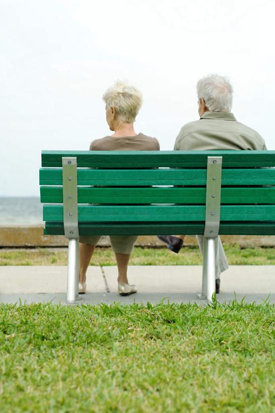 西方人,两个人,夫妻,坐,竖图,室外,白天,爱情,草地,草坪,植物,椅子,欧洲,欧洲人,阴影,光线,影子,木椅,云,云朵,浪漫,云彩,草,背面,绿色,白云,天空,阳光,天,恩爱,恋人,老年男性,老年女性,男人,男性,女人,女性,白种人,情侣,坐着,彩图,全身,伴侣