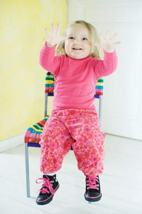 西方人,儿童,头发,一个人,坐,笑,微笑,露齿笑,竖图,室内,白天,正面,纯洁,地板,椅子,欧洲,欧洲人,仅一个女性,仅一个人,粉红色,地面,玩,注视,休闲装,娱乐,木地板,小孩,白色,观察,看,仅一个小孩,休闲,休闲服,金色,可爱,童年,童趣,观看,察看,关注,童真,烂漫,无邪,天真,女孩,女人,女性,白种人,孩子,长发,玩耍,坐着,彩图,全身,女生