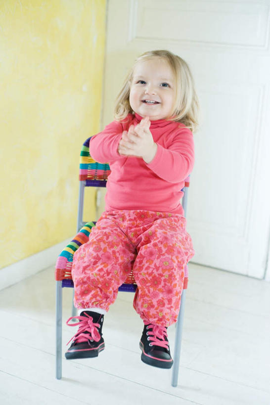 西方人,儿童,头发,一个人,坐,笑,微笑,露齿笑,竖图,室内,白天,正面,纯洁,地板,椅子,欧洲,欧洲人,仅一个女性,仅一个人,粉红色,地面,玩,注视,休闲装,娱乐,木地板,小孩,白色,观察,看,仅一个小孩,休闲,休闲服,金色,可爱,童年,童趣,观看,察看,关注,童真,烂漫,无邪,天真,女孩,女人,女性,白种人,孩子,长发,玩耍,坐着,彩图,全身,女生