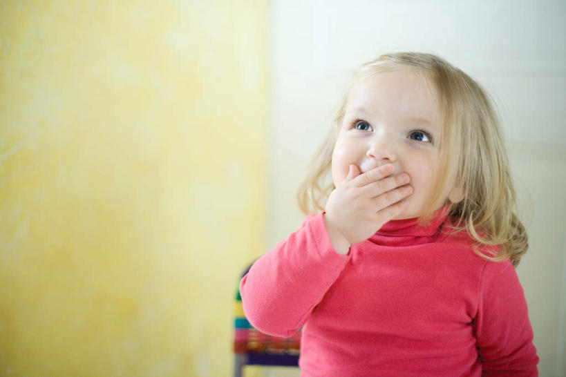 西方人,儿童,头发,一个人,坐,横图,室内,白天,正面,纯洁,地板,椅子,欧洲,欧洲人,仅一个女性,仅一个人,朦胧,模糊,墙,粉红色,地面,玩,注视,休闲装,娱乐,木地板,墙壁,墙面,小孩,黄色,白色,观察,看,仅一个小孩,休闲,休闲服,金色,可爱,童年,童趣,观看,察看,关注,童真,烂漫,无邪,天真,女孩,女人,女性,白种人,孩子,长发,玩耍,坐着,半身,彩图,女生