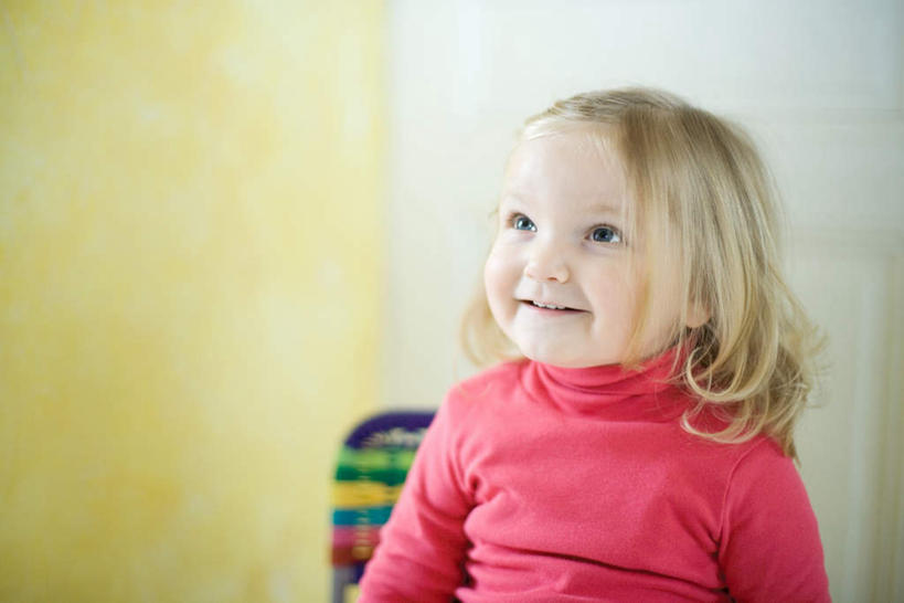 西方人,儿童,头发,一个人,坐,横图,室内,白天,正面,纯洁,地板,椅子,欧洲,欧洲人,仅一个女性,仅一个人,朦胧,模糊,墙,粉红色,地面,玩,注视,休闲装,娱乐,木地板,墙壁,墙面,小孩,黄色,白色,观察,看,仅一个小孩,休闲,休闲服,金色,可爱,童年,童趣,观看,察看,关注,童真,烂漫,无邪,天真,女孩,女人,女性,白种人,孩子,长发,玩耍,坐着,半身,彩图,女生