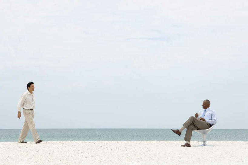 西方人,两个人,同事,商务人士,商务男性,站,坐,笑,微笑,露齿笑,横图,室外,白天,正面,衬衫,海洋,沙滩,椅子,欧洲,非洲,黑人,欧洲人,套装,沙子,海岸,水平线,云,云朵,辽阔,海平线,沙地,云彩,白云,天空,海水,天,站着,广阔,一望无际,商务装,海景,工薪阶层,无边无际,一马平川,男人,男性,中年男性,白种人,非洲人,白领,上班族,大海,海,海水的波动,海滩,近岸浪,站立,坐着,彩图,全身,衬衣,水天相接,水天一线