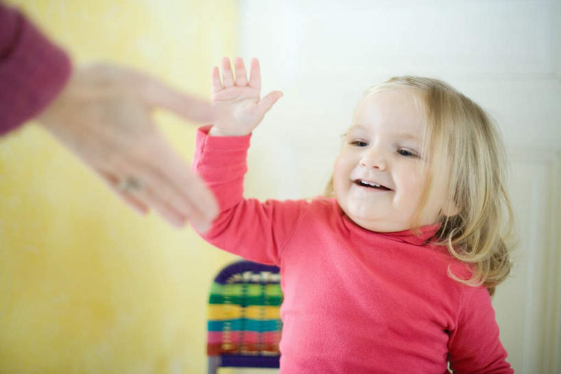 西方人,儿童,头发,两个人,家庭,母亲,女儿,坐,笑,微笑,露齿笑,横图,室内,特写,白天,正面,纯洁,地板,椅子,欧洲,欧洲人,朦胧,模糊,墙,粉红色,地面,玩,休闲装,娱乐,木地板,墙壁,墙面,小孩,黄色,白色,休闲,温暖,温馨,母女,一家人,休闲服,金色,可爱,母爱,童年,童趣,和睦,童真,烂漫,无邪,天真,年轻女性,女孩,女人,女性,白种人,孩子,年轻人,长发,玩耍,坐着,半身,彩图,融洽,女生