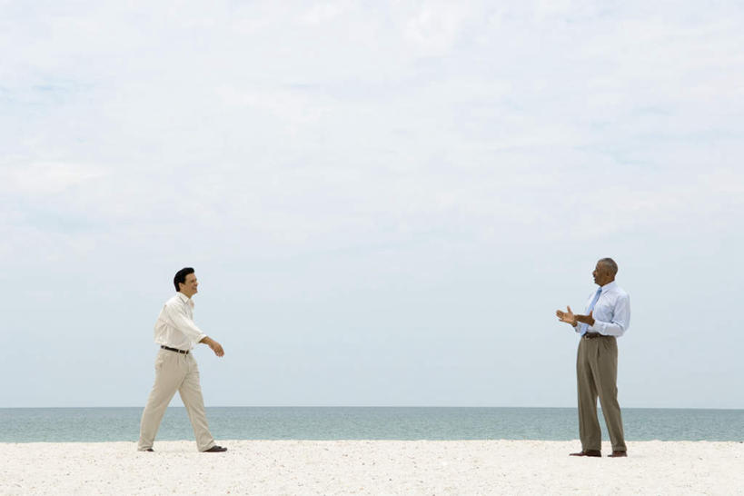 西方人,两个人,同事,商务人士,商务男性,站,笑,微笑,露齿笑,横图,室外,白天,侧面,衬衫,海洋,沙滩,欧洲,非洲,黑人,欧洲人,套装,沙子,海岸,水平线,云,云朵,辽阔,海平线,沙地,云彩,注视,白云,天空,海水,天,观察,看,站着,广阔,观看,一望无际,察看,关注,商务装,海景,工薪阶层,无边无际,一马平川,男人,男性,中年男性,白种人,非洲人,白领,上班族,大海,海,海水的波动,海滩,近岸浪,站立,彩图,全身,衬衣,水天相接,水天一线