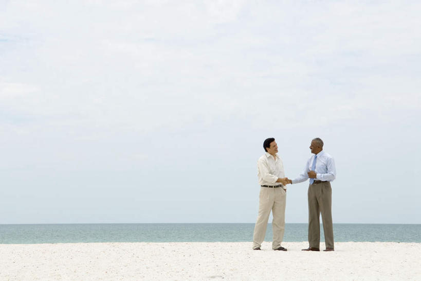 西方人,两个人,同事,商务人士,商务男性,站,握手,笑,微笑,露齿笑,横图,室外,白天,正面,衬衫,海洋,沙滩,欧洲,非洲,黑人,欧洲人,套装,沙子,海岸,水平线,云,云朵,辽阔,海平线,沙地,云彩,相视,白云,天空,海水,天,站着,广阔,面对面,对视,一望无际,相对,商务装,海景,工薪阶层,相看,无边无际,一马平川,男人,男性,中年男性,白种人,非洲人,白领,上班族,大海,海,海水的波动,海滩,近岸浪,搀手,拉手,手拉手,手握手,站立,彩图,全身,衬衣,水天相接,水天一线