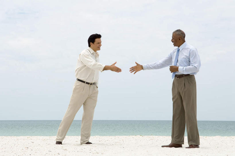 西方人,两个人,同事,商务人士,商务男性,站,握手,笑,微笑,露齿笑,横图,室外,白天,正面,衬衫,海洋,沙滩,欧洲,非洲,黑人,欧洲人,套装,沙子,海岸,水平线,云,云朵,辽阔,海平线,沙地,云彩,相视,白云,天空,海水,天,站着,广阔,面对面,对视,一望无际,相对,商务装,海景,工薪阶层,相看,无边无际,一马平川,男人,男性,中年男性,白种人,非洲人,白领,上班族,大海,海,海水的波动,海滩,近岸浪,搀手,拉手,手拉手,手握手,站立,彩图,全身,衬衣,水天相接,水天一线