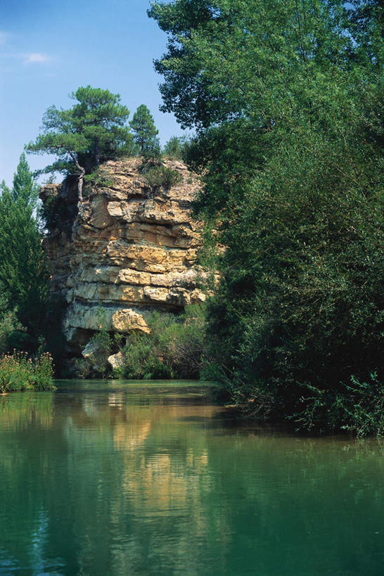 无人,竖图,室外,白天,正面,旅游,度假,湖,湖泊,美景,山,树林,水,植物,阴影,光线,影子,湖面,景观,山峰,水流,水面,云,云朵,山峦,云彩,娱乐,树,树木,蓝色,绿色,白云,蓝天,天空,阳光,自然,湖水,天,享受,休闲,景色,放松,生长,晴朗,成长,自然风光,晴空,彩图