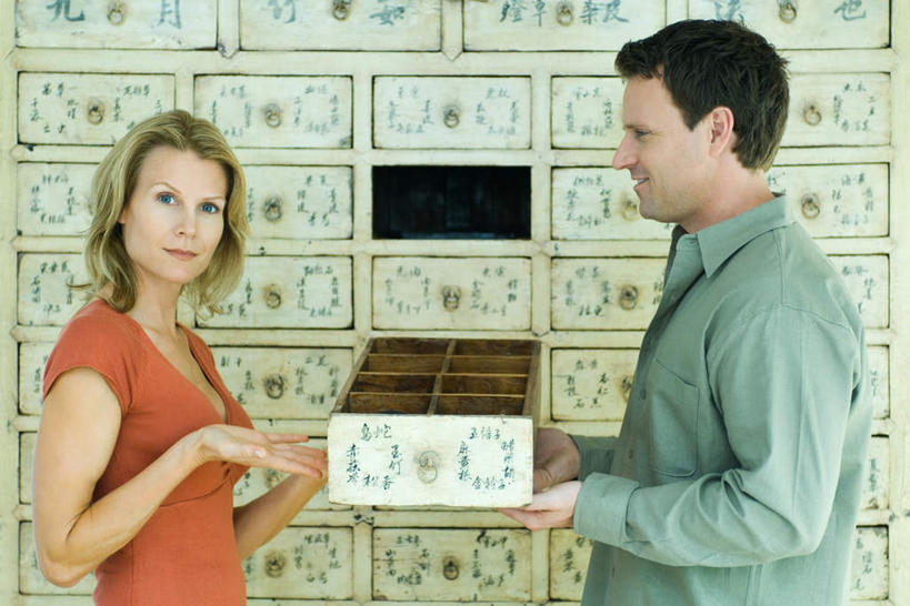 西方人,两个人,伙伴,朋友,笑,微笑,横图,室内,白天,侧面,友谊,分享,合作,抽屉,欧洲,欧洲人,许多,古老,木制,木头,文字,注视,休闲装,观察,看,托,休闲,休闲服,汉字,古董,观看,察看,关注,友情,男人,男性,女人,女性,中年男性,中年女性,白种人,半身,彩图