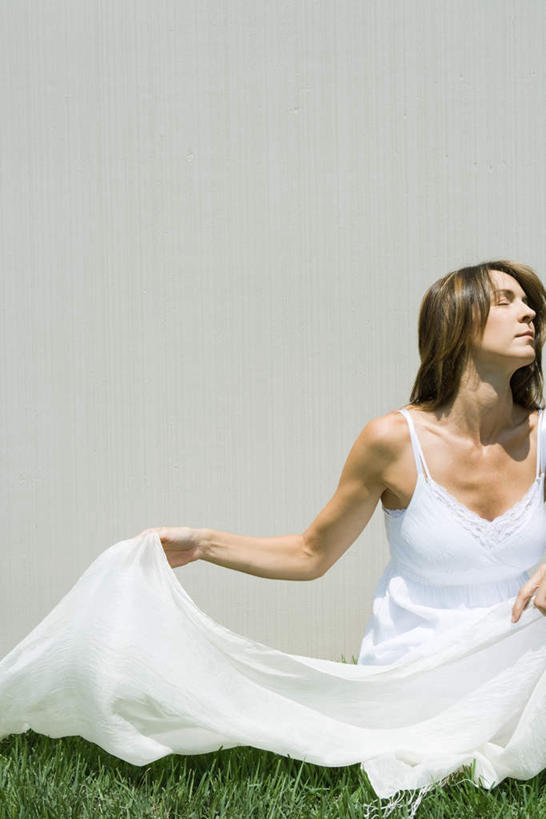 西方人,一个人,站,举,闭眼,竖图,室外,白天,正面,裙子,草地,草坪,植物,欧洲,欧洲人,仅一个年轻女性,仅一个女性,仅一个人,握,阴影,连衣裙,光线,影子,墙,拿,拿着,墙壁,墙面,草,绿色,白色,托,站着,握着,半身裙,吊带裙,年轻女性,女人,女性,白种人,闭眼睛,闭着眼,闭着眼睛,举起,举手,举着,抬头,向上举,向上伸,向上托,仰头,站立,半身,彩图