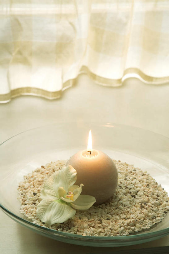 无人,竖图,俯视,室内,特写,白天,石头,窗户,窗帘,蜡烛,叶子,玻璃,许多,阴影,朦胧,模糊,装饰,盛开,光线,碟子,火焰,盘,沙子,石子,影子,烛光,燃烧,花蕾,窗台,花,花瓣,花朵,鲜花,一朵,一个,盘子,碟,花苞,花蕊,点燃,单个,华丽,修饰,点缀,一支,衬托,美观,雅致,雅观,叶,彩图,高角度拍摄