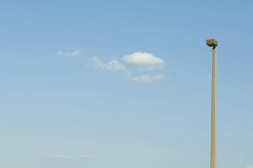 无人,横图,室外,白天,仰视,旅游,度假,美景,路灯,一根,阴影,光线,影子,景观,云,云朵,灯光,云彩,娱乐,灯,蓝色,白云,蓝天,天空,阳光,自然,灯杆,天,享受,休闲,景色,放松,晴朗,照明设备,自然风光,晴空,彩图,低角度拍摄