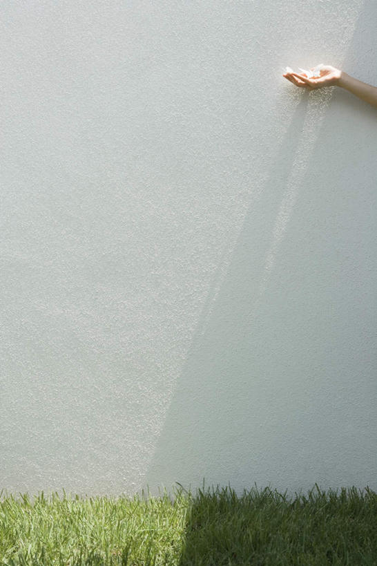 西方人,手,一个人,站,举,竖图,室外,白天,侧面,草地,草坪,植物,欧洲,欧洲人,仅一个年轻女性,仅一个女性,仅一个人,阴影,光线,影子,墙,墙壁,墙面,草,一只,绿色,阳光,托,站着,手部,单手,年轻女性,女人,女性,白种人,站立,半身,彩图