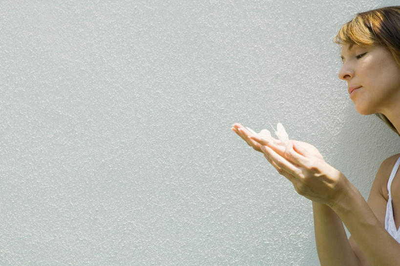 西方人,一个人,站,举,笑,微笑,横图,室外,白天,侧面,裙子,草地,草坪,植物,蝴蝶,欧洲,欧洲人,仅一个年轻女性,仅一个女性,仅一个人,阴影,连衣裙,光线,昆虫,影子,墙,注视,墙壁,墙面,草,一只,绿色,白色,阳光,动物,看,托,站着,半身裙,吊带裙,益虫,年轻女性,女人,女性,白种人,向上托,站立,半身,彩图