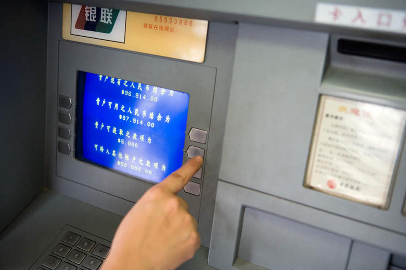 东方人,手,一个人,银行,横图,俯视,室内,特写,白天,取款机,显示器,中国,亚洲,仅一个男性,仅一个人,仅一个中年男性,敲打,阴影,光线,屏幕,数字,文字,影子,黄种人,输入,显示屏,蓝色,灰色,阳光,按,打字,手部,汉字,单手,点击,敲击,atm机,输出设备,东亚,自动柜员机,中华人民共和国,自动取款机,按键,男人,男性,中年男性,亚洲人,半身,彩图,高角度拍摄