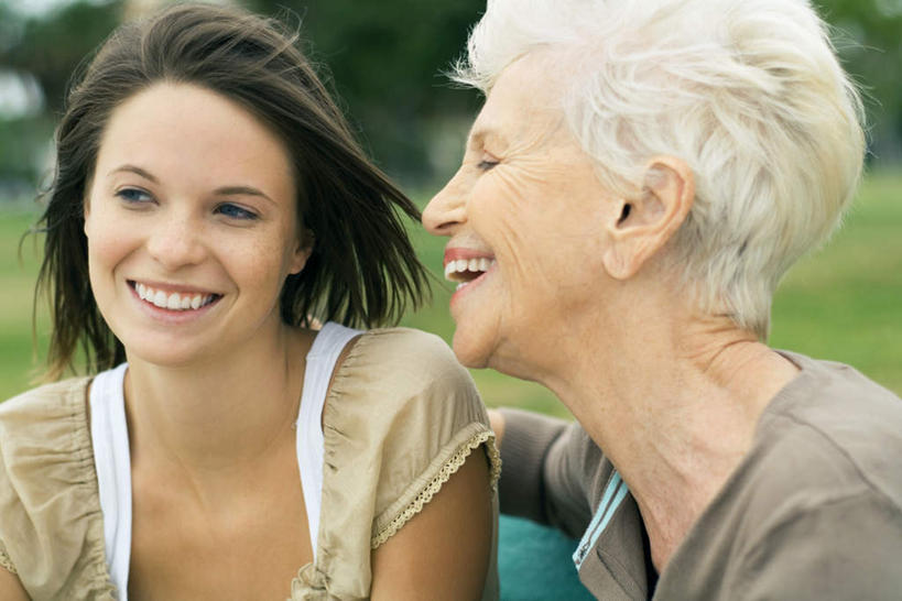 西方人,脸,头,脸颊,两个人,家庭,母亲,女儿,坐,笑,微笑,露齿笑,横图,室外,特写,白天,正面,草地,草坪,植物,椅子,欧洲,欧洲人,朦胧,模糊,木椅,注视,休闲装,肩膀,草,树,树木,绿色,自然,观察,看,休闲,温暖,温馨,母女,一家人,休闲服,母爱,生长,成长,观看,和睦,察看,搂着,关注,老年女性,年轻女性,女人,女性,白种人,头部,脸部,脸蛋,面部,搂,坐着,半身,彩图,融洽