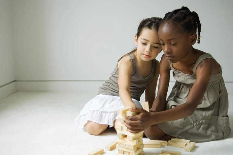 西方人,儿童,两个人,伙伴,朋友,坐,笑,微笑,横图,室内,白天,正面,游戏,友谊,纯洁,智慧,地毯,房间,玩具,欧洲,非洲,黑人,欧洲人,握,墙,玩,注视,娱乐,墙壁,墙面,小孩,白色,观察,看,休闲,积木,可爱,童年,童趣,益智,握着,观看,活动,察看,思维,发泄,关注,消遣,智力,想象,童真,烂漫,无邪,抽积木,宣泄,天真,友情,女孩,女人,女性,白种人,非洲人,玩耍,嬉戏,坐着,彩图,全身,卧房,女生