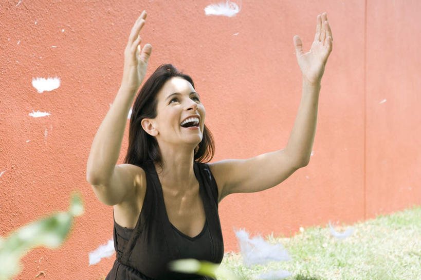 西方人,一个人,站,举,笑,微笑,露齿笑,横图,俯视,室外,白天,裙子,草地,草坪,植物,欧洲,欧洲人,仅一个女性,仅一个人,阴影,连衣裙,漂浮,飘扬,光线,影子,墙,褐色,飘落,注视,墙壁,墙面,草,树叶,红色,绿色,阳光,观察,看,托,站着,仅一个中年女性,拍,观看,下沉,半身裙,吊带裙,察看,关注,降落,飘零,女人,女性,中年女性,白种人,举起,举手,举着,抬头,向上举,向上伸,向上托,仰头,站立,半身,彩图,高角度拍摄