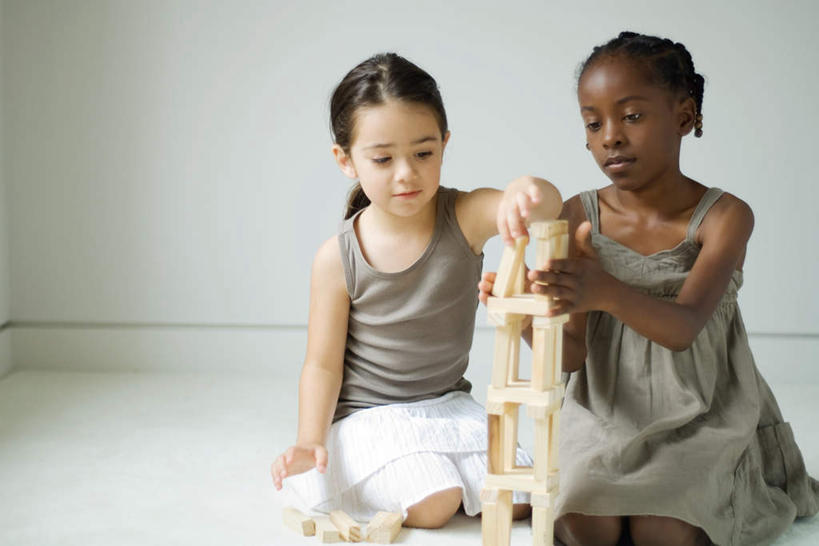 西方人,儿童,两个人,伙伴,朋友,坐,笑,微笑,横图,室内,白天,正面,游戏,友谊,纯洁,智慧,地毯,房间,玩具,欧洲,非洲,黑人,欧洲人,握,墙,玩,注视,娱乐,墙壁,墙面,小孩,白色,观察,看,休闲,积木,可爱,童年,童趣,益智,握着,观看,活动,察看,思维,发泄,关注,消遣,智力,想象,童真,烂漫,无邪,抽积木,宣泄,天真,友情,女孩,女人,女性,白种人,非洲人,玩耍,嬉戏,坐着,半身,彩图,卧房,女生